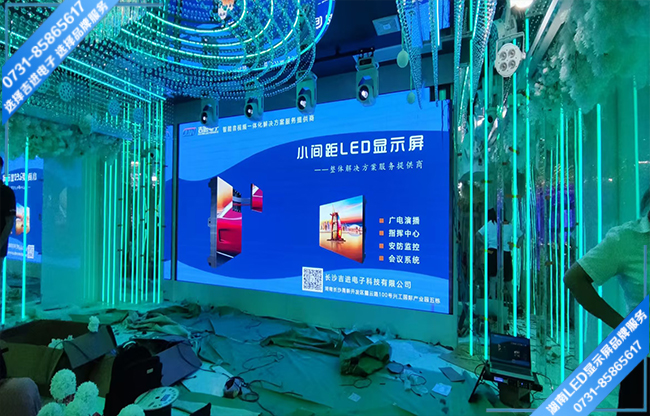 長(zhǎng)沙岳陽麓區(qū)某酒店宴會(huì)大廳LED顯示屏.jpg
