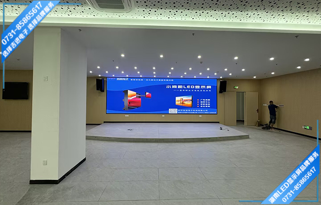 長沙寧鄉(xiāng)縣某中學(xué)報(bào)告大廳LED顯示屏