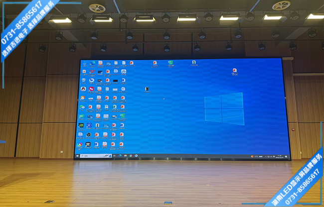 長(zhǎng)沙開(kāi)福區(qū)某中學(xué)報(bào)告廳LED顯示屏.jpg